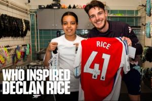 爱游戏体育-暖男赖斯邀请小球童参观训练中心，并送出签名球衣和战靴