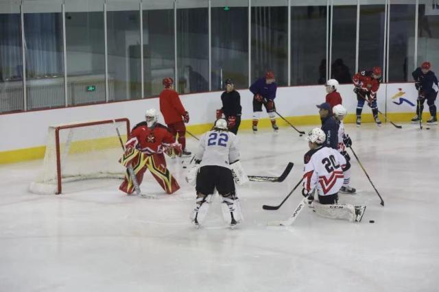 AIYOUXI-【冬奥·人物】英如镝：站上赛场 已是中国冰球一大步